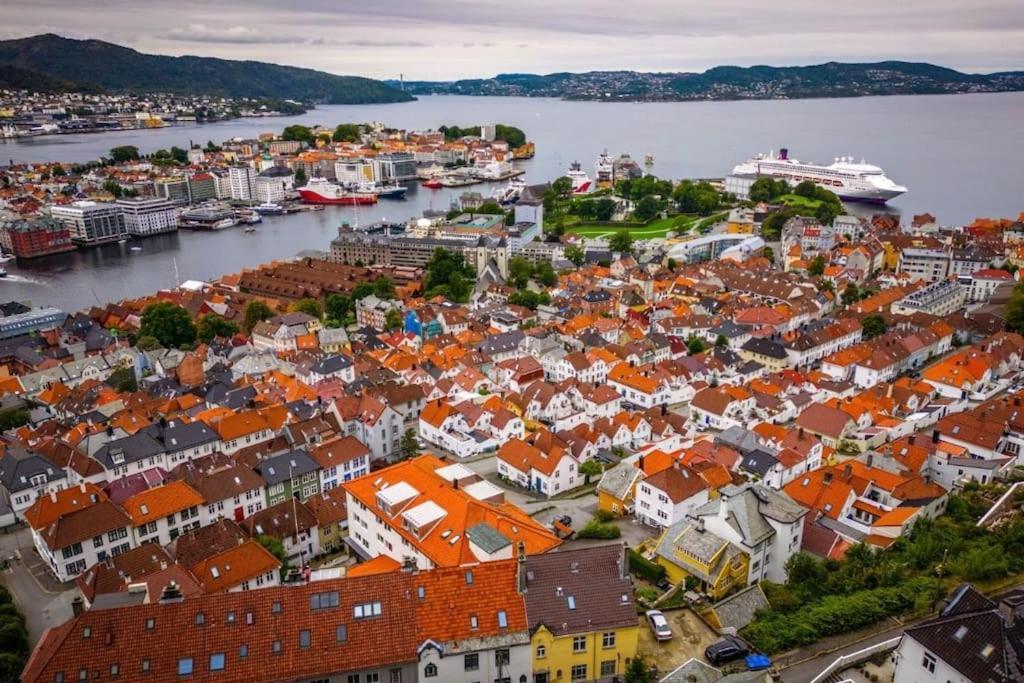Leilighet I Bergens Vakreste Gate - Nydelig Utsikt Over Innseilingen Til Bergen! Esterno foto