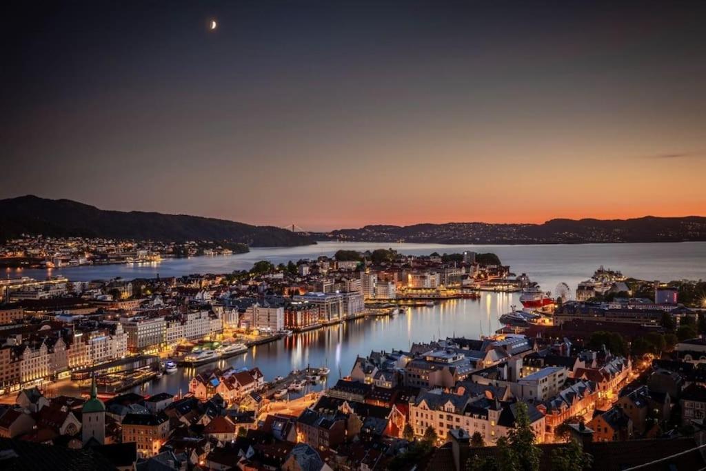 Leilighet I Bergens Vakreste Gate - Nydelig Utsikt Over Innseilingen Til Bergen! Esterno foto