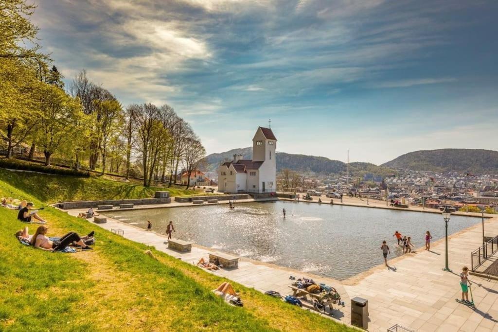 Leilighet I Bergens Vakreste Gate - Nydelig Utsikt Over Innseilingen Til Bergen! Esterno foto